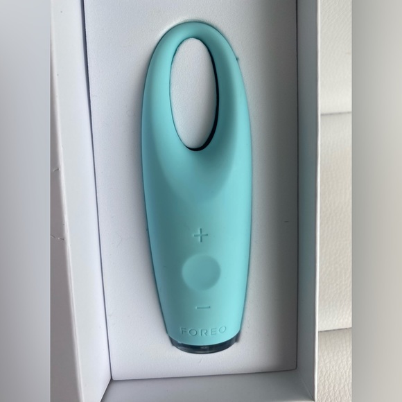 FOREO Iris Illuminating Eye Massager - Picture 3 of 7